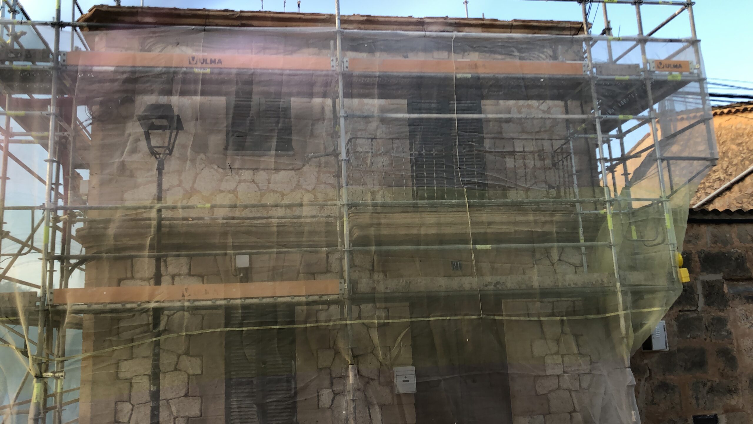 Detalle rehabilitación vivienda antigua Mallorca acabados premium