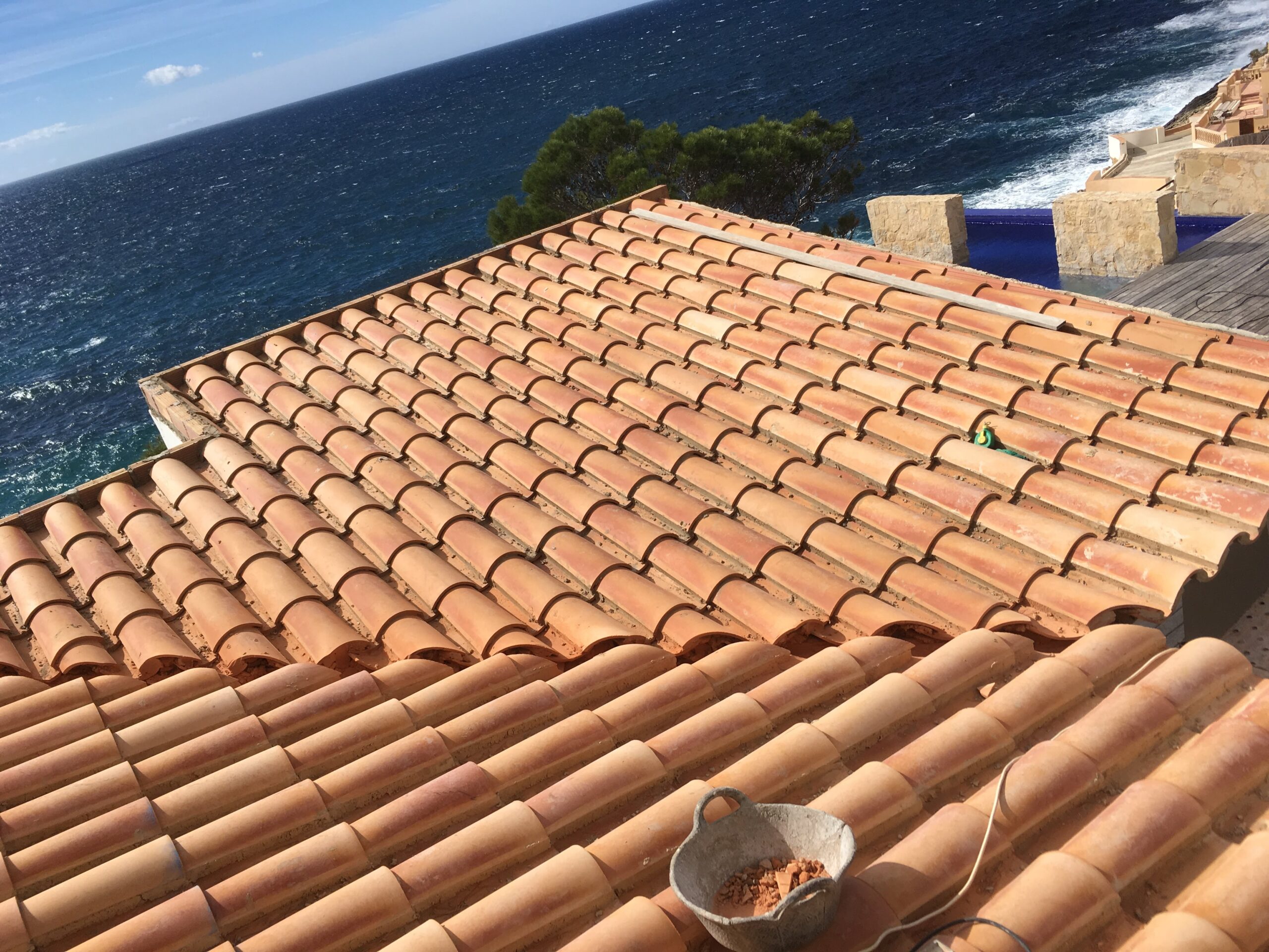 Exterior chalet reformado con jardín y muros de piedra Mallorca